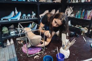 retrato de mujer joven que disfruta de su trabajo favorito en el taller. foto