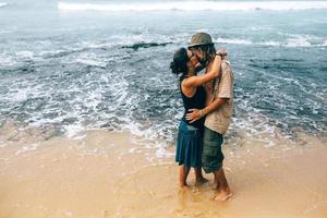 pareja en una playa tropical foto