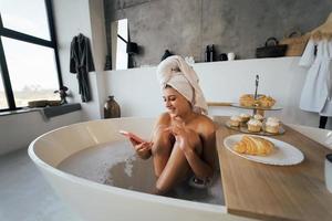 morena haciendo su foto sexy mientras se baña