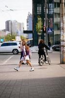 bastante joven, caminando en la calle. foto