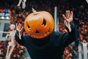 chica con cabeza de calabaza asusta a la cámara foto