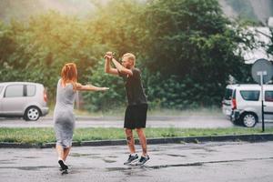 hermosa pareja bajo la lluvia foto