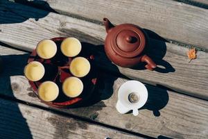 ceremonia del té, mujer sirviendo té preparado tradicionalmente foto