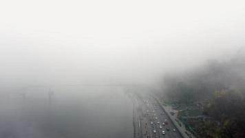 una ciudad cubierta de niebla. tráfico de la ciudad, vista aérea foto