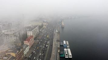 una ciudad cubierta de niebla. tráfico de la ciudad, vista aérea foto