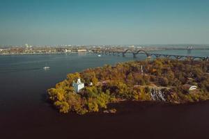 vista sobre el río dniéper en kiev. vista aérea de drones. foto