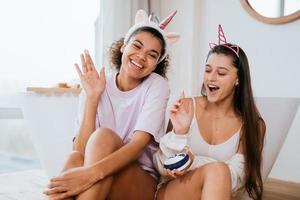 dos chicas en el baño jugando con crema facial foto