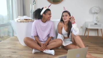 dos chicas hablando en el piso del baño foto