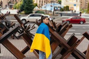 mujer joven cubierta con la bandera ucraniana foto