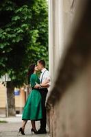 hermosa pareja europea posando en la calle foto