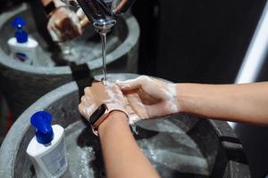 hombre lavándose las manos para protegerse contra el coronavirus foto