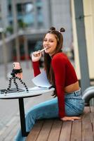 mujer independiente en un café de verano haciendo trabajo remoto. foto