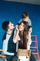 familia joven divirtiéndose en casa foto