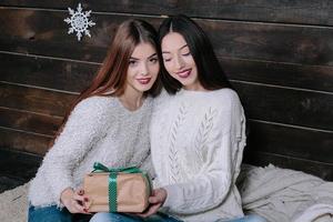 dos hermosas chicas en navidad foto