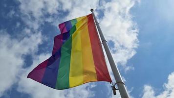 arcobaleno orgoglio bandiera in movimento nel il vento su un' soleggiato giorno. lgbt Comunità simbolo nel arcobaleno colori. video