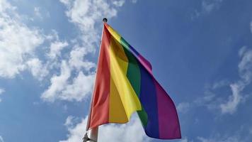 bandera del orgullo del arco iris moviéndose en el viento en un día soleado. símbolo de la comunidad lgbt en colores del arco iris. video