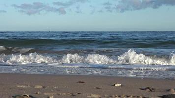 belle vue sur les plages de sable de la mer baltique par une journée ensoleillée video