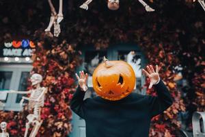 chica con cabeza de calabaza asusta a la cámara foto