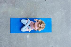 joven rubia delgada haciendo ejercicios de yoga foto