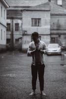 el retrato de un joven apuesto y despreocupado se siente libre bajo la lluvia foto