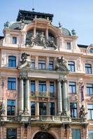 praga, república checa, 2014. bloque de apartamentos ornamentados y tiendas adyacentes a la plaza de wenceslao en praga foto