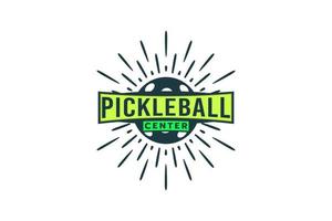 logotipo de pickleball con una combinación de pelota para pickleball y chispa. vector