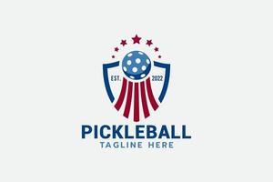 logotipo del campeonato de pickleball con una combinación de un escudo, una pickleball que se mueve hacia arriba y estrellas. vector