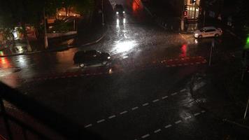 kiev, ucrania - 1 de junio de 2021 calles de kiev por la noche. fuertes lluvias al aire libre foto