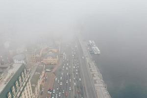 una ciudad cubierta de niebla. tráfico de la ciudad, vista aérea foto