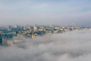 vista aérea de la ciudad en la niebla foto