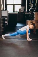 retrato de una joven atractiva haciendo ejercicio de yoga o pilates foto