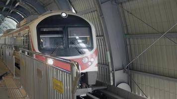 tren de enlace ferroviario del aeropuerto acercándose a la estación de tren video