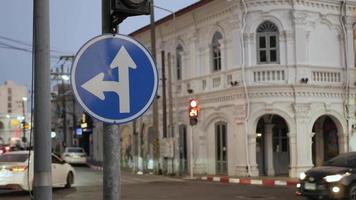 kruising teken bord Bij de kruising in phuket oude stad met selectief scherpstellen video
