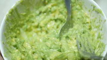 handgemaakt Koken Mexicaans voedsel guacamole dompelen gezond voedsel voorafje. video