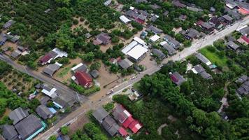 vista aérea de las inundaciones en una zona residencial en el norte de tailandia. el agua del río se desborda después de las fuertes lluvias e inunda las zonas agrícolas y las aldeas.