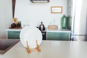 tablero de mesa y fondo de cocina moderno desenfocado. foto