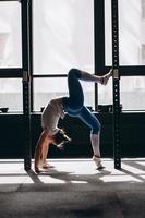 retrato de una joven atractiva haciendo ejercicio de yoga o pilates foto