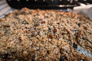 granola para cocinar en horno eléctrico. concepto de ingredientes simples para un desayuno saludable foto