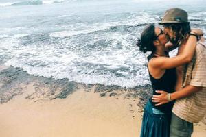 pareja en una playa tropical foto