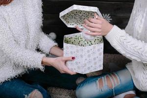 dos chicas jóvenes con un brillante regalo de vacaciones foto