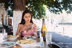 primer plano mujer desayunando cin street cafe al aire libre foto