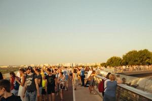 kiev, ucrania, 25.07.2021 - la gente camina y se relaja a lo largo del puente de peatones y bicicletas sobre el descenso de vladimirsky en kiev ucrania el fin de semana. al aire libre. foto