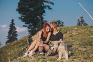 foto de una pareja en la montaña