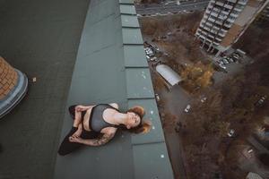 mujer practicando yoga en el techo y haciendo ejercicios de yoga foto