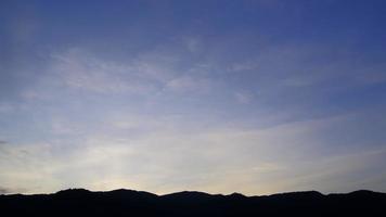 crepuscolo e alba cielo con cumulo nube tempo periodo nel un sera 4k filmato. video