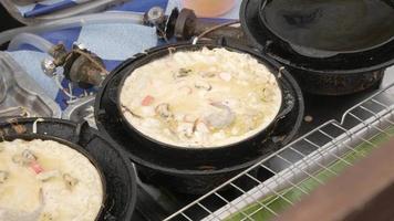 ostra frita com comida de rua de ovo na vida da Tailândia no Sudeste Asiático. video