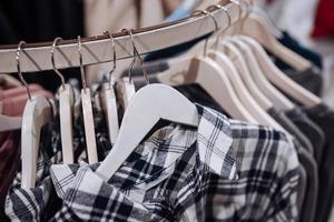 ropa elegante en una percha en una tienda. nueva colección de abrigos. foto