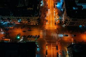 vista aérea de la ciudad a gran altura por la noche foto