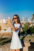 joven mujer atractiva tomando selfie foto