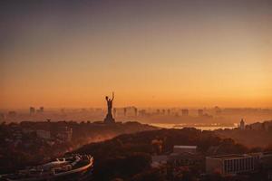 monumento a la madre patria al atardecer. en kiev, ucrania. foto